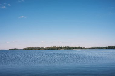 İsveç 'te güneşli bir günde göl manzarası