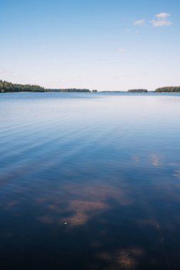 İsveç 'te güneşli bir günde göl manzarası
