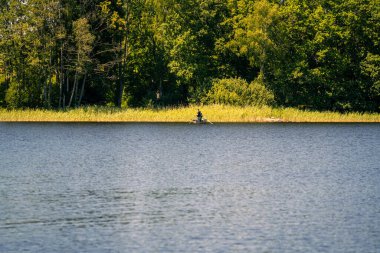 İsveç 'te güneşli bir günde göl manzarası