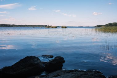 İsveç 'te güneşli bir günde göl manzarası