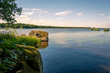 İsveç 'te güneşli bir günde göl manzarası