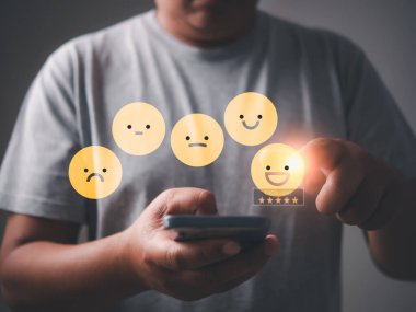 Müşteri memnuniyeti geri bildirim anketi konsepti, Kullanıcı internet üzerinden servis deneyimine not veriyor, sanal dokunmatik ekranda parmak bastıran duygu ifadesi. Müşteri hizmetleri değerlendirme kavramı