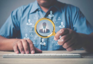 İnsan kaynakları, CRM, İş adamı iş için insan ikonu, Müşteri İlişkileri Yönetimi ve sosyal medyada arama yapmak için büyüteç kullanıyor. İnternette dijital pazarlama. HRM, insan yönetimi