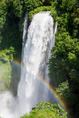 Marmore düşüyor, Cascata delle Marmore, Umbria, İtalya. Dünyanın en uzun insan yapımı şelale.