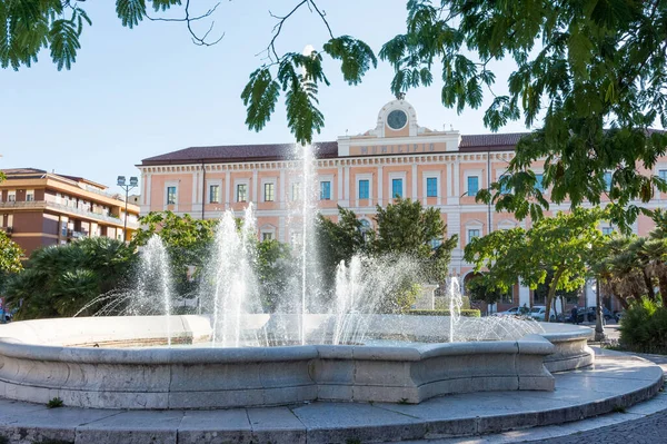 サンジョルジョ宮殿 市庁舎本部 モリーゼのカンポバッソ市 前景では ヴィットリオ エマヌエーレIi広場の噴水 — ストック写真