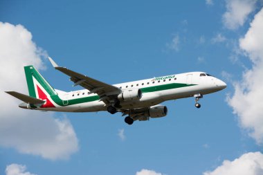 Fiumicino, İtalya - 1 Haziran 2014: Embraer ERJ-175STD Alitalia. Fiumicino havaalanına inen uçak, Roma (İtalya))