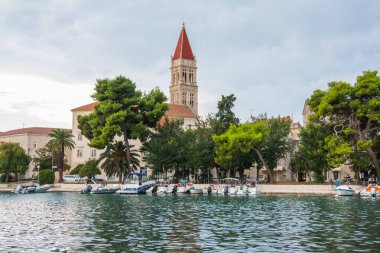 Trogir, Hırvatistan - 17 Eylül 2022: Trogir Katedrali 'nin liman manzaralı çan kulesi. Dalmaçya Bölgesi