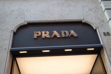 Roma, İtalya - 24 Ocak 2023: Roma, İtalya 'nın merkezinde Prada Moda Dükkanı. 