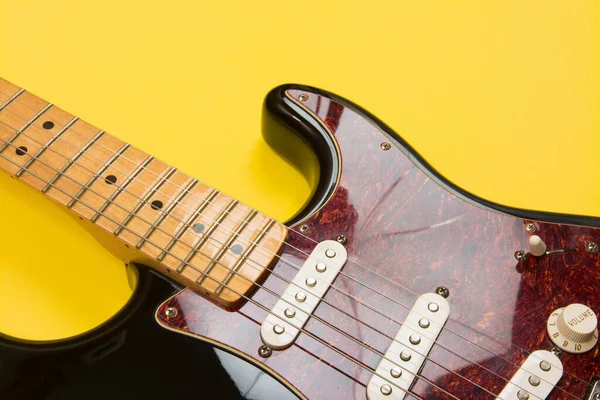 Close Guitarra Elétrica Fundo Amarelo Com Espaço Cópia — Fotografia de Stock