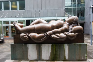 Vaduz, Lihtenştayn - 23 Mayıs 2023: Fernando Botero 'nun yaslanmış Kadını, Vaduz, Lihtenştayn' da bir heykel.