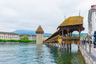 LUCERNE, İsviçre - 18 Mayıs 2023: Şehir silueti, Chapel Köprüsü, Lucern (Luzern), İsviçre 