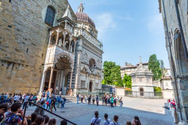 Bergamo, İtalya - 25 Mayıs 2023: Colleoni Şapeli 'nde (Cappella Colleoni) turistler, kuzey İtalya' da Bergamo 'da bir kilise ve anıt mezar. 