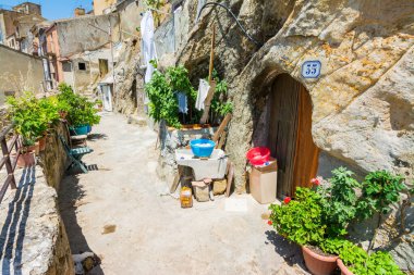 Sicilya, Sperlinga 'daki mağarada. Kireçtaşı kayalara oyulmuş bir ev, yerleşim yerlerinde mağaralar.