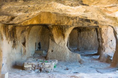 Sperlinga, Sicilya 'nın doğusundaki mağaralar, İtalya' nın en güzel borgo köylerinden birinde bir kayanın üzerinde.