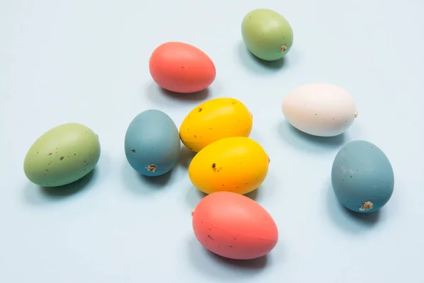 Assortimento Uova Pasqua Multicolore Disposte Ordinatamente Una Morbida Superficie Blu — Foto Stock