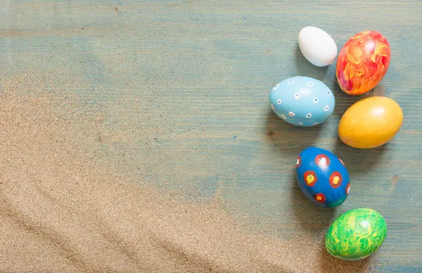 Uova Pasqua Assortite Dipinte Mano Uno Sfondo Legno Rustico — Foto Stock