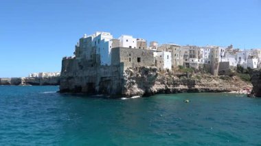 Polignano a Mare 'de panoramik manzara, Bari Eyaleti, Apulia (Puglia), güney İtalya. Çekim 4k