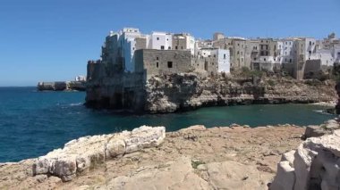 Polignano a Mare 'de panoramik manzara, Bari Eyaleti, Apulia (Puglia), güney İtalya. Çekim 4k