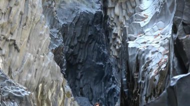 İtalya, Sicilya 'da Etna yanardağının yanında Alcantara nehri vadisi var. Çekim 4k