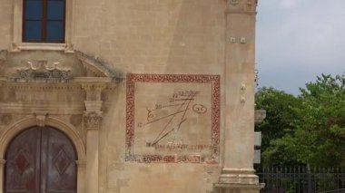 Ragusa (Ragusa Ibla), San Vincenzo Ferreri kilisesi, İtalya 'nın Sicilya adasındaki UNESCO miras barok kasabası. Çekim 4k