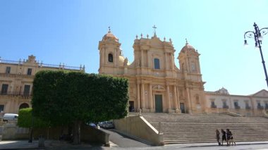 Sicilya, Noto kasabası Barok Wonder UNESCO Miras Alanı. Merdiveni olan katedral. Çekim 4k
