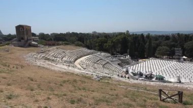 Yunan Syracuse Tiyatrosu (Siracusa), İtalya 'nın Sicilya kentindeki antik anıtın kalıntıları. Çekim 4k