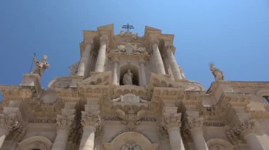 Syracuse, Sicilya 'da. Duomo Meydanı ve Katedral. Çekim 4k