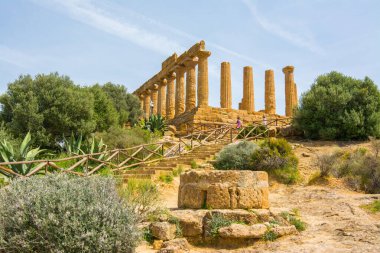 Agrigento, İtalya - 13 Nisan 2023: Agrigento, İtalya 'nın 2025 tarihli kültür başkentidir. Tapınaklar Vadisi 'ndeki Juno Tapınağı, Agrigento, Sicilya (İtalya)