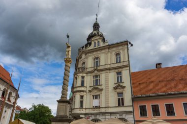 Maribor 'daki Grajski Trg' de etkileyici bir cephe binası olan Saint Florian Sütunu.