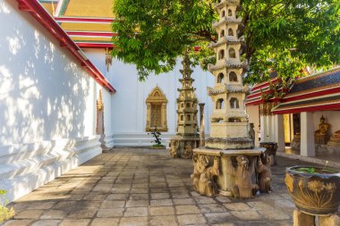 Bangkok, Tayland 'dan Wat Pho Tapınağı heykelleri. Bangkok 'taki en ünlü sitelerden birinin ana avlusu..