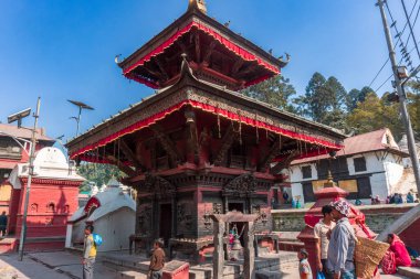 Katmandu, Nepal; 11: 15 2019: Pashupatinath Krematoryumlarının girişindeki Kali Tapınağı.