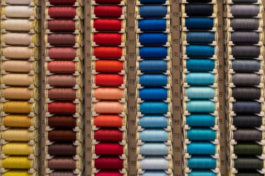 Camarena, İspanya; 04 08 2023: Eski moda kumaş mağazasında birçok renkli Gutermann dikiş iplikleri