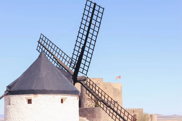 把堂吉诃德在托莱多的Consuegra风车与Consuegra城堡隔开 Mancha 地区的代表性照片 — 图库照片