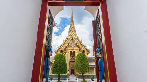 Exterior Wat Ratchabophit Temple Bangkok Golden Thai Building Two Bushes — Stock Photo, Image
