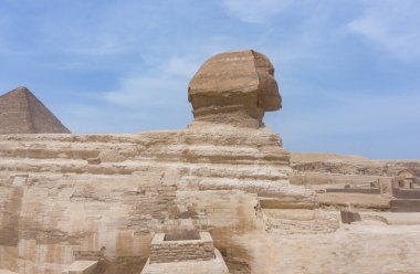 Giza, Mısır; 04: 21: 2023: Mısır 'ın Kahire kentindeki Sahra Çölü' nde Firavun Khafre 'yi temsil eden Giza' nın Büyük Sfenksinin profili.
