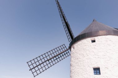 Don Kişot 'un Consuegra' daki yel değirmenini aşağıdan izole ettim. 