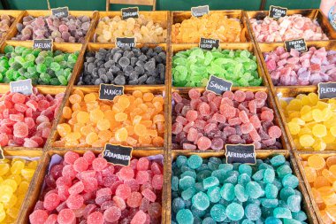 Meyve aromalı ev yapımı şekerlerin renkli çeşitleri. Çeviri: böğürtlen, mango, çilek, ahududu, kavun, zencefil, meyan kökü, portakal, limon, karpuz, afrodizyak, muz, çilek