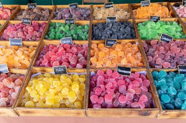 Meyve aromalı ev yapımı şekerlerin renkli çeşitleri. Çeviri: böğürtlen, mango, ananas, çilek, ahududu, kavun, zencefil, meyan kökü, portakal, kiraz, karpuz, mandalina