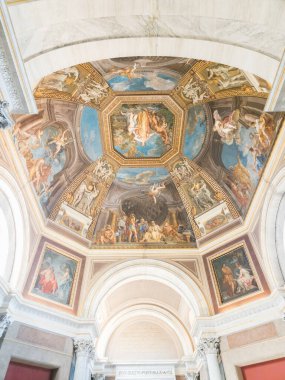 10 07 2023; Vatikan Şehri, Vatikan Devleti: Sala delle Muse 'nin Tavanı, nam-ı diğer Tanrıçalar Salonu, Tommaso Conca tarafından boyandı. Tonozlu tavandaki freskler Apollo ve Tanrıçaları temsil ediyor..