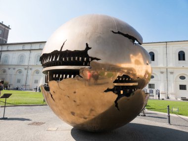 10 07 2023; Vatikan Şehri, Vatikan Devleti: Vatikan Müzelerindeki Pinecone 'nin avlusundaki Küre İçi, İtalya' daki Sfera con Sfera, heykeltıraş Arnaldo Pomodoro tarafından yapılan bronz bir heykeldir.