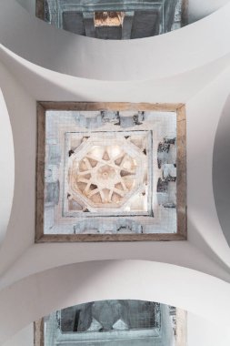 Toledo, İspanya; 08: 20: 2024: Üç Kültür Şehri 'nin Toledo kentindeki Kristo de la Luz Camii' nin (Bab-al-Mardum Camii) tavanı ve kubbe resmi.
