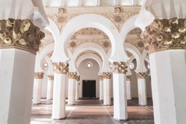 Toledo, İspanya; 08: 20: 2024: Toledo 'daki Yahudi Mahallesi' nde Santa Maria la Blanca Sinagogu 'nun (İngilizce Beyaz Meryem Sinagogu) iç duvarları ve beyaz sütunlarının resmi.