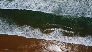 Okyanus dalgalı deniz kıyısı görüntüsü