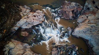 Doğa manzarasında kayaların arasından geçen su pınarının güzel arter drone görüntüsü