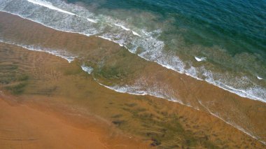 Hindistan 'daki güzel deniz plajının insansız hava aracı manzarası.