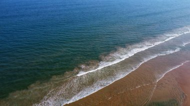 Hindistan 'daki güzel deniz plajının insansız hava aracı manzarası.