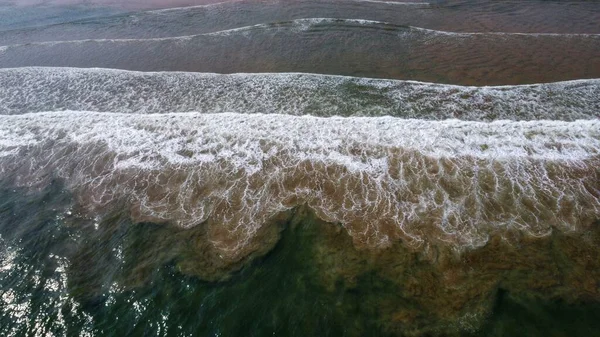 Arial Drone Vista Onda Ocen Invadindo Praia Mar — Fotografia de Stock