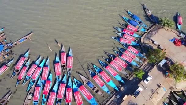 Veduta Aerea Drone Barca Legno Parcheggiata Nel Porto Nel Lago — Video Stock