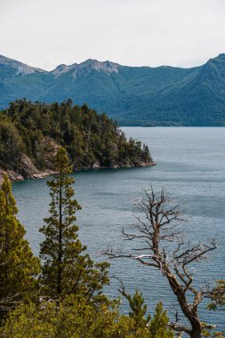 Dağlardaki güzel göl manzarası