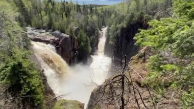 Aguasabon Şelalesi ve Gorge Terrace Bay, Ontario, Kanada 'da Superior Gölü boyunca. İlkbaharda çok güzel bir vahşet. Şelale Kanada 'nın vahşi doğasında Aguasabon Boğazı' na dökülüyor.. 